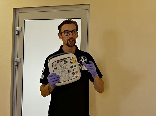 Defibrylator AED już dostępny na dworcu PKP 33408