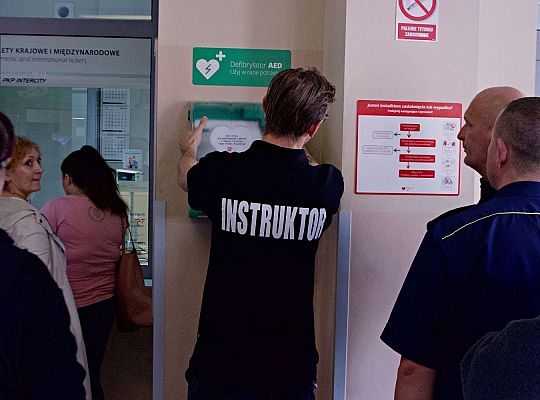 Defibrylator AED już dostępny na dworcu PKP 33411