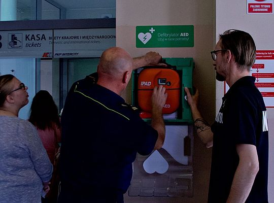 Defibrylator AED już dostępny na dworcu PKP 33412