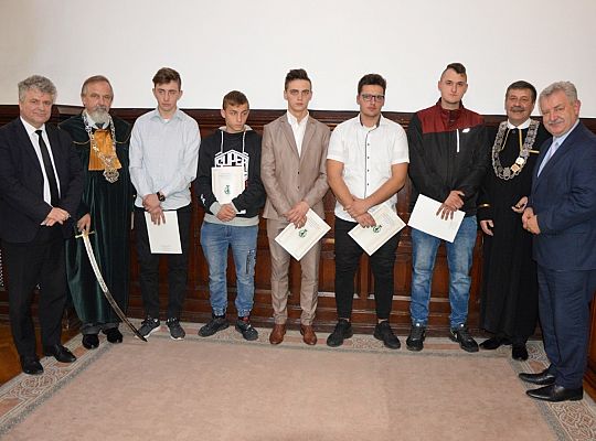 Pasowanie czeladników w ratuszu 33478