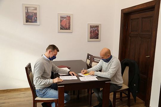 Podpisano pierwsze umowy na wsparcie realizacji 37976