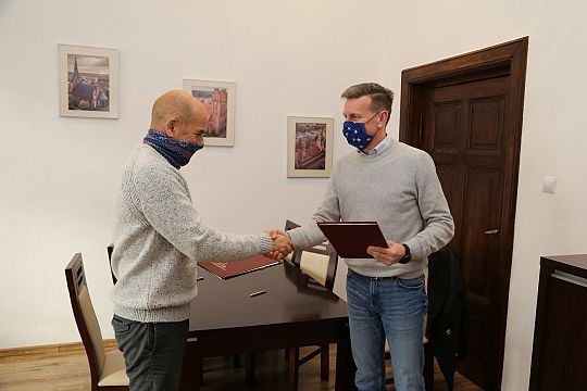 Podpisano pierwsze umowy na wsparcie realizacji 37977