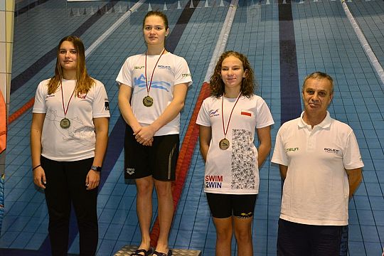 12 medali pływaków SOLEX-u w zawodach pływackich 40951