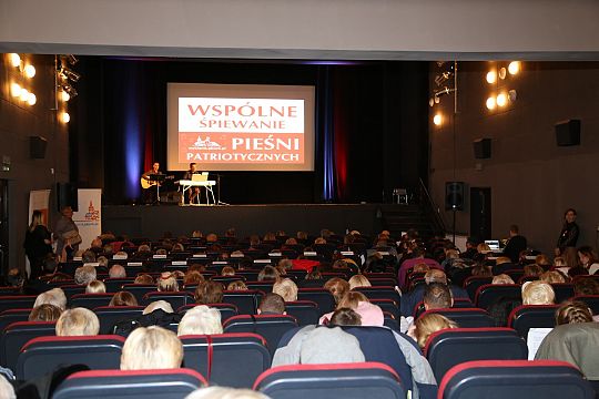 Wspólne Śpiewanie Pieśni Patriotycznych w Kinie 46229