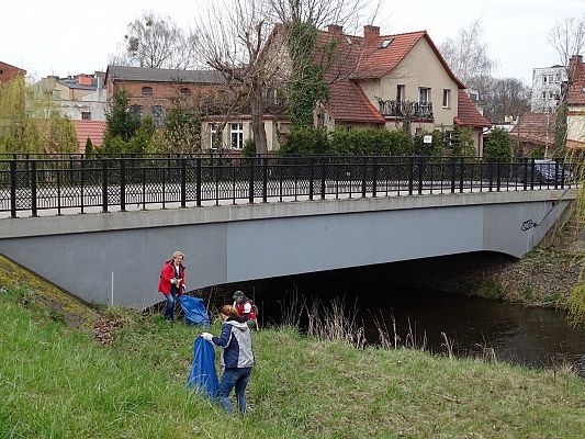 Sprzątali rzeki – Łebę i Okalicę 47729