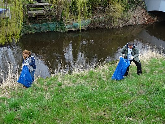 Sprzątali rzeki – Łebę i Okalicę 47730