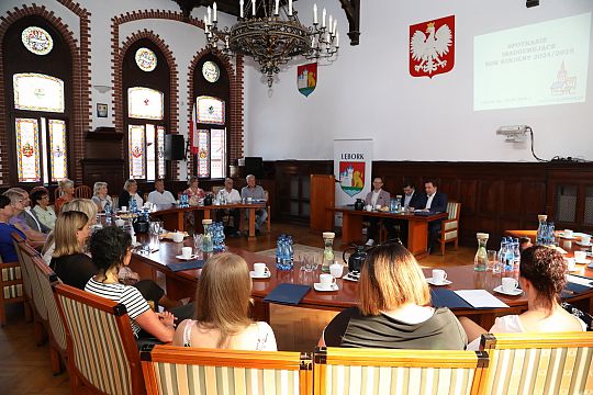 Spotkanie w ratuszu ws. nowego roku szkolnego i 57035