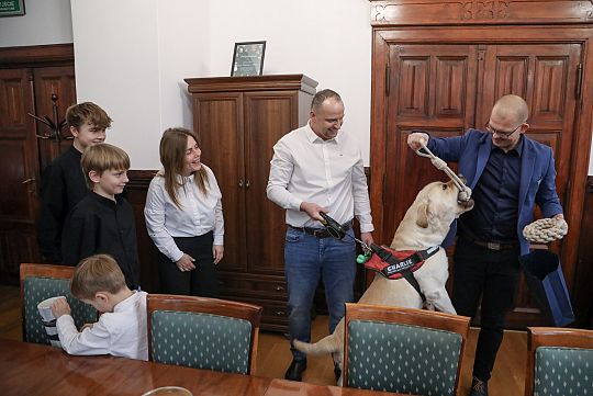 Burmistrz pogratulował braciom, którzy uratowali 60405