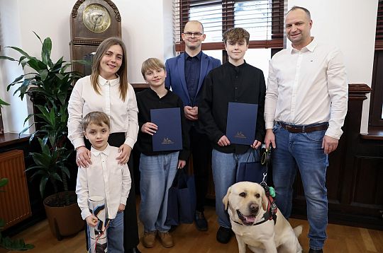 Burmistrz pogratulował braciom, którzy uratowali 60406