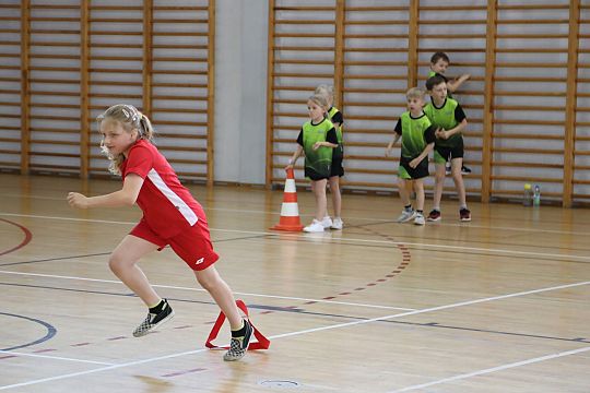 „Kto z nas lepiej i prędzej” – sportowa zabawa 63242
