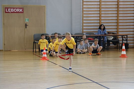 „Kto z nas lepiej i prędzej” – sportowa zabawa 63244