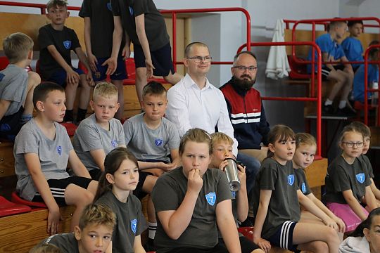 „Kto z nas lepiej i prędzej” – sportowa zabawa 63246