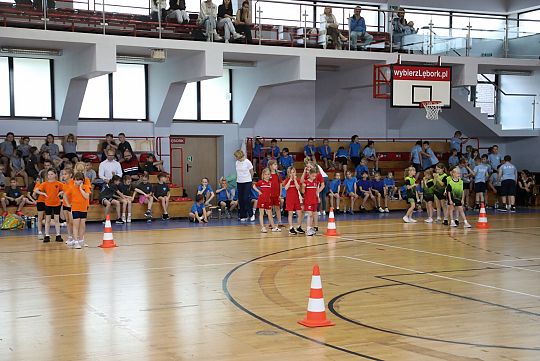 „Kto z nas lepiej i prędzej” – sportowa zabawa 63248