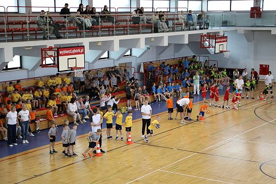 „Kto z nas lepiej i prędzej” – sportowa zabawa 63249