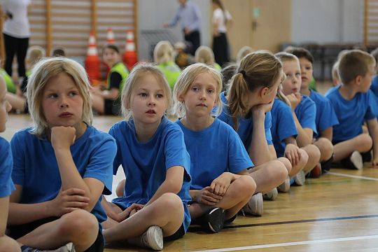 „Kto z nas lepiej i prędzej” – sportowa zabawa 63264
