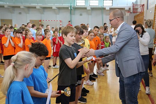 „Kto z nas lepiej i prędzej” – sportowa zabawa 63267
