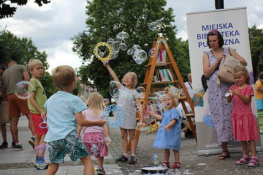 Letnie czwartki z książką i… niespodzianką! 66256