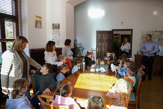 Przedszkolaki z „Baśniowego” odwiedziły Burmistrza 67092
