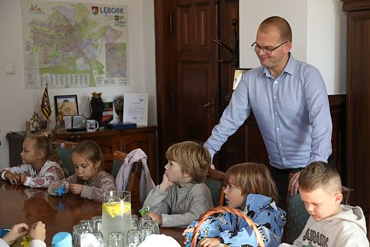 Przedszkolaki z „Baśniowego” odwiedziły Burmistrza 67096