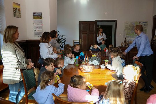 Przedszkolaki z „Baśniowego” odwiedziły Burmistrza 67097
