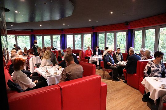 Seniorzy świętowali w restauracji „Różana” 68016