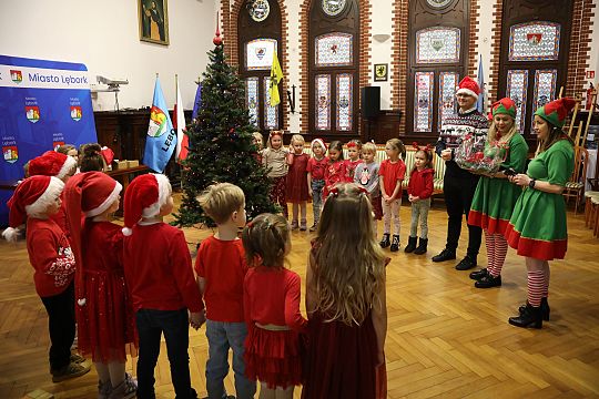 Małe rączki, wielka magia – choinka w Ratuszu 69954