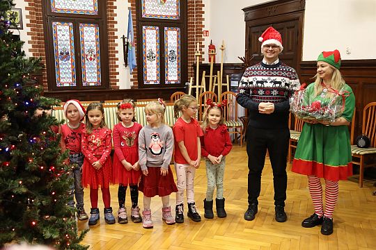 Małe rączki, wielka magia – choinka w Ratuszu 69953