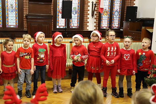 Małe rączki, wielka magia – choinka w Ratuszu 69957