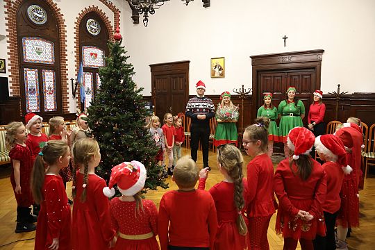 Małe rączki, wielka magia – choinka w Ratuszu 69959