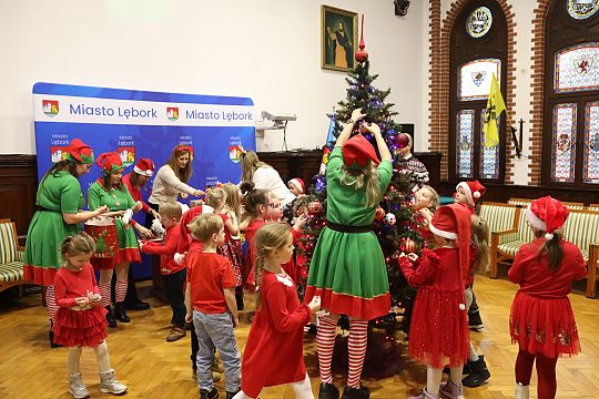 Małe rączki, wielka magia – choinka w Ratuszu 69962