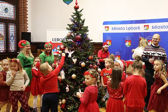 Małe rączki, wielka magia – choinka w Ratuszu 69963