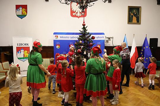 Małe rączki, wielka magia – choinka w Ratuszu 69965