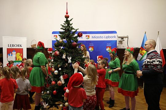 Małe rączki, wielka magia – choinka w Ratuszu 69964