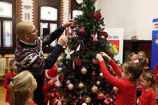 Małe rączki, wielka magia – choinka w Ratuszu 69966