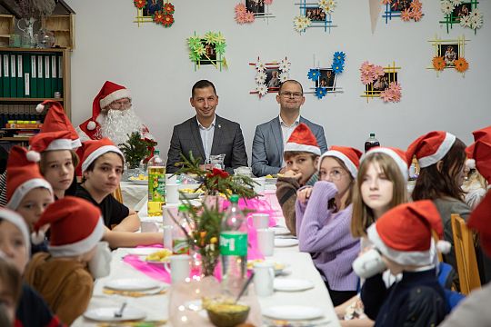 W Bazie Wigilijne spotkanie dzieci z obszaru 70511