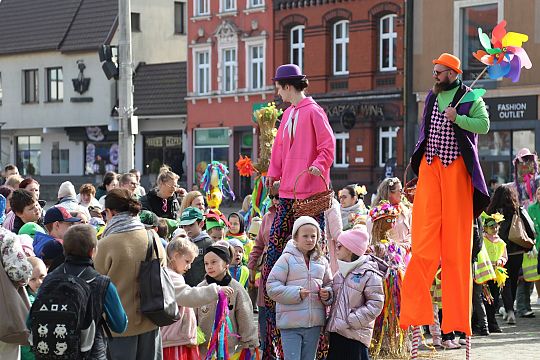 Wiosna przyszła do Lęborka! Setki dzieci w barwnym 72437