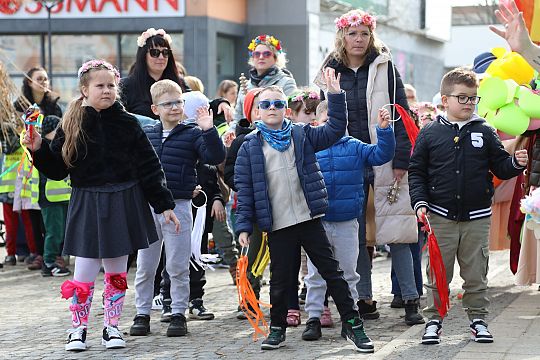 Wiosna przyszła do Lęborka! Setki dzieci w barwnym 72441