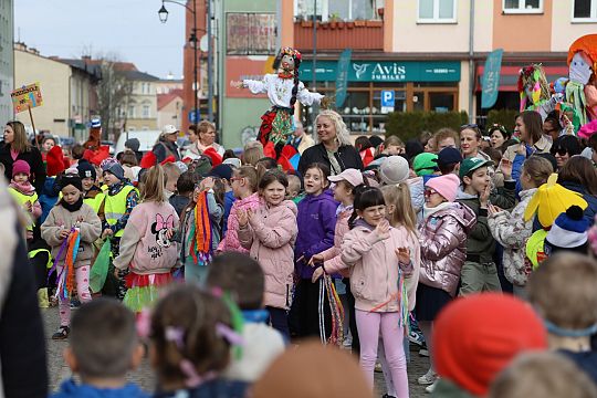 Wiosna przyszła do Lęborka! Setki dzieci w barwnym 72444