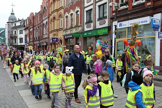 Wiosna przyszła do Lęborka! Setki dzieci w barwnym 72460