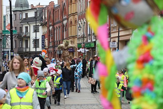 Wiosna przyszła do Lęborka! Setki dzieci w barwnym 72462