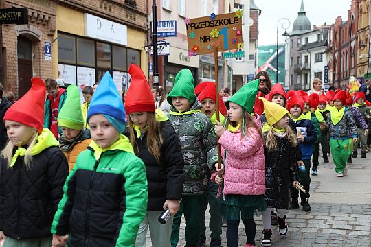Wiosna przyszła do Lęborka! Setki dzieci w barwnym 72463