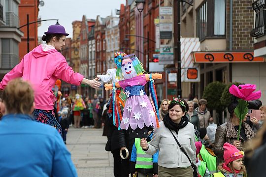 Wiosna przyszła do Lęborka! Setki dzieci w barwnym 72464