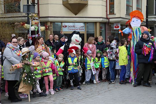 Wiosna przyszła do Lęborka! Setki dzieci w barwnym 72473