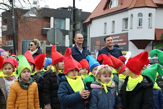 Wiosna przyszła do Lęborka! Setki dzieci w barwnym 72472