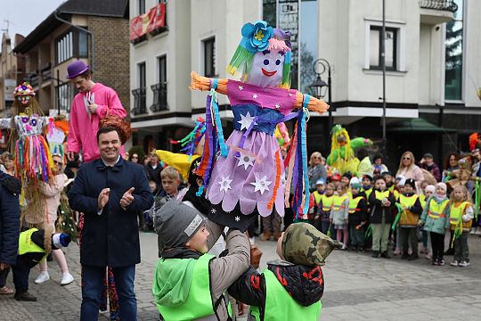 Wiosna przyszła do Lęborka! Setki dzieci w barwnym 72474