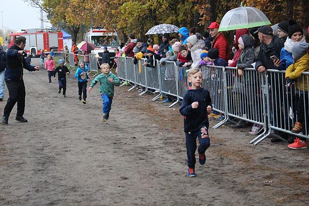 Indywidualne Biegi Przełajowe z okazji Święta Niepodległości w strugach deszczu