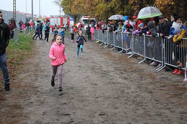 Indywidualne Biegi Przełajowe z okazji Święta Niepodległości w strugach deszczu