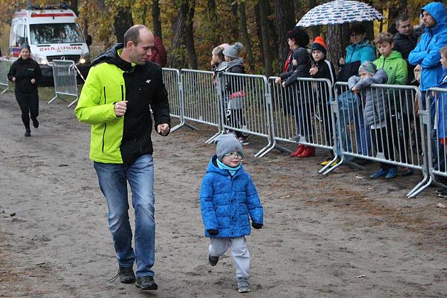 Indywidualne Biegi Przełajowe z okazji Święta Niepodległości w strugach deszczu
