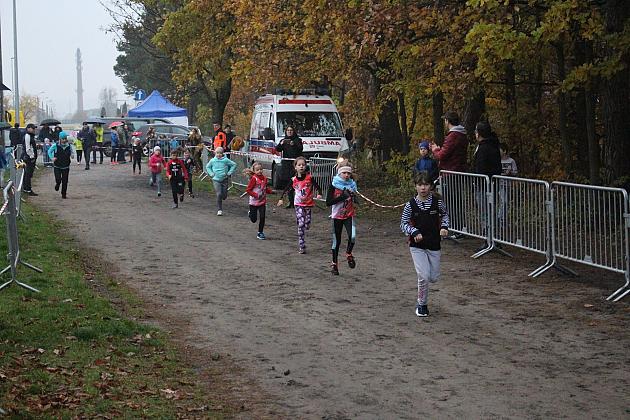 Indywidualne Biegi Przełajowe z okazji Święta Niepodległości w strugach deszczu