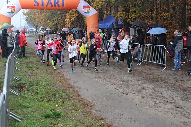 Indywidualne Biegi Przełajowe z okazji Święta Niepodległości w strugach deszczu